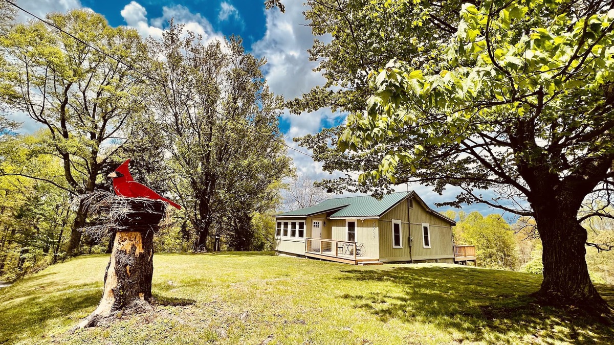 Edmond House | Hot Tub. Firepit. Game Room. Pet Friendly. 11 Acre Retreat.