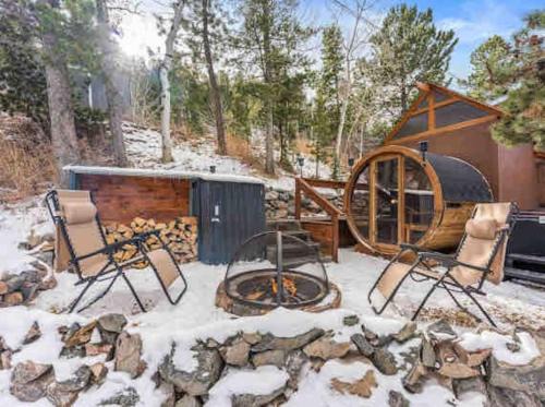 Nederland House | HOT TUB Firepit Sauna Peak to Peak Loft Retreat