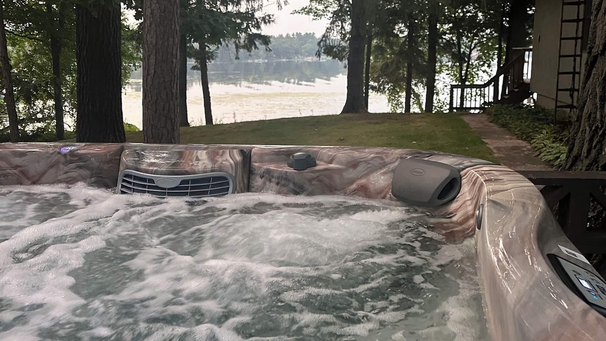 Deerwood House | Hot tub, fishing, lake front-relax! retreat Sleeps 16