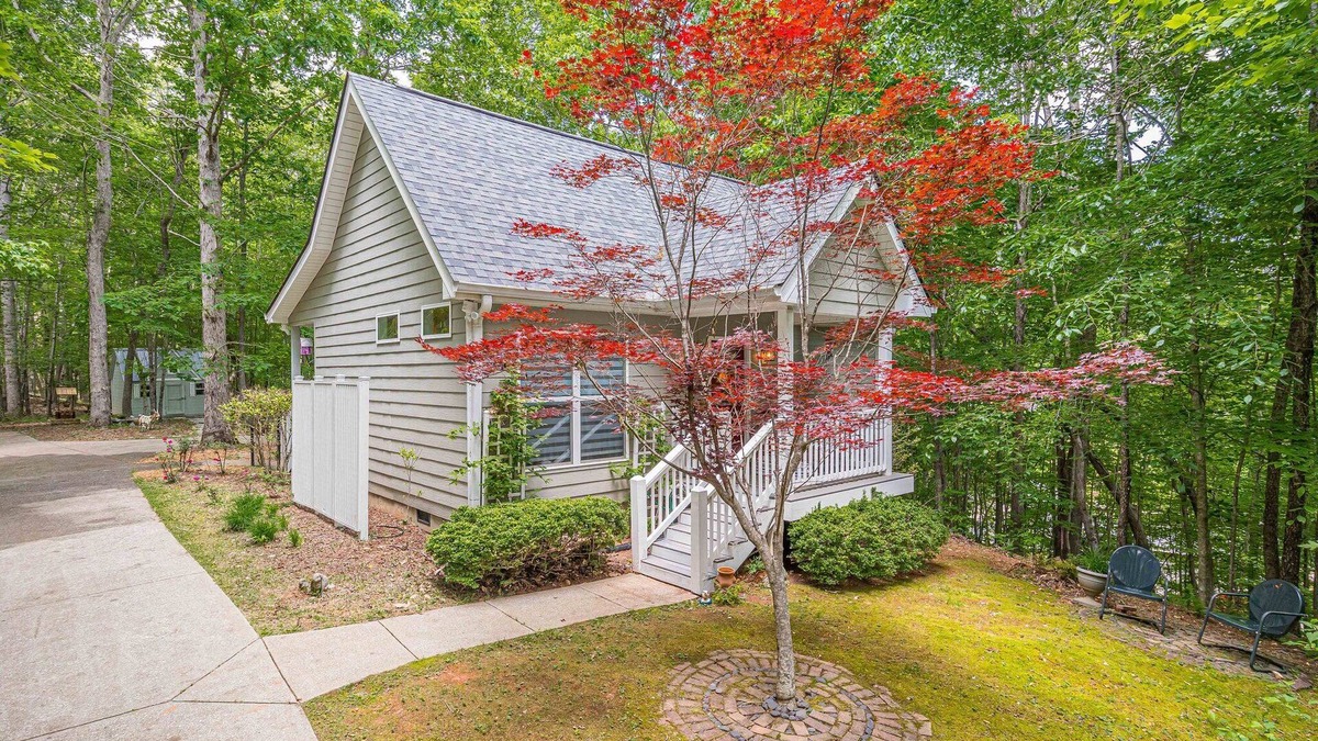 Dahlonega Cottage | ♨️Hot Tub🌳Forest🍷Wineries🍔Grill 🎦ROKU📧WiFi📺 HDTV🛏️Queen ❤️ Comfy 🆒 Gem🌎