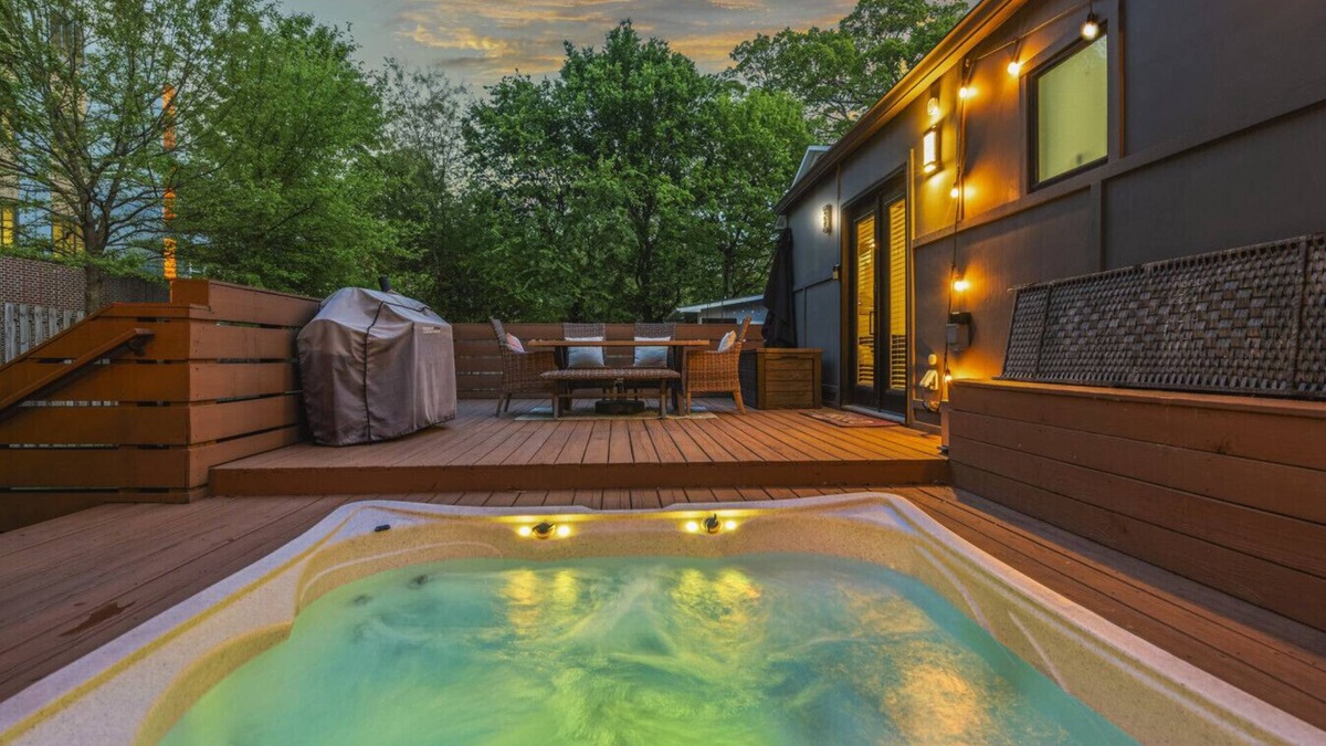 Edgewood Apartment | Hot Tub | Fully-Fenced Yard |The Bubbly Suite