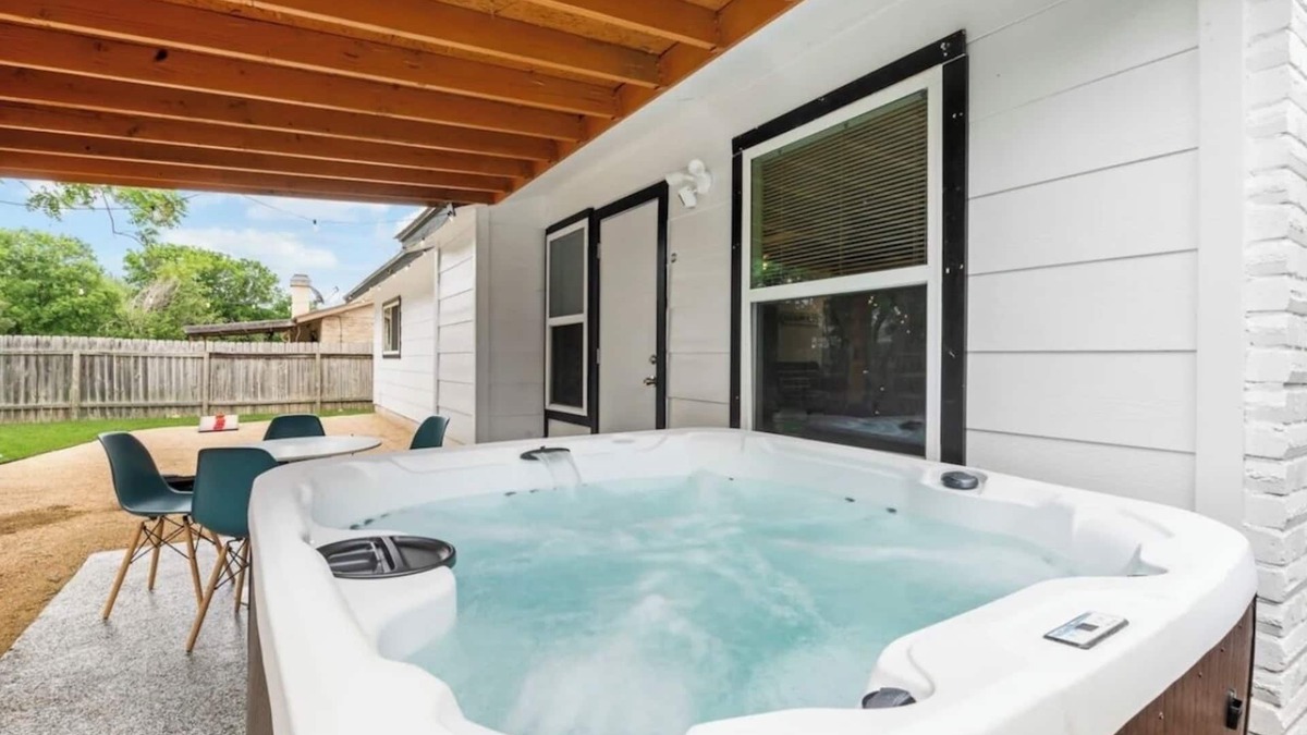 Great Northwest House | Hot tub & Game Room by Six Flags Fiesta Texas & Seaworld/Shopping - Sleeps 16