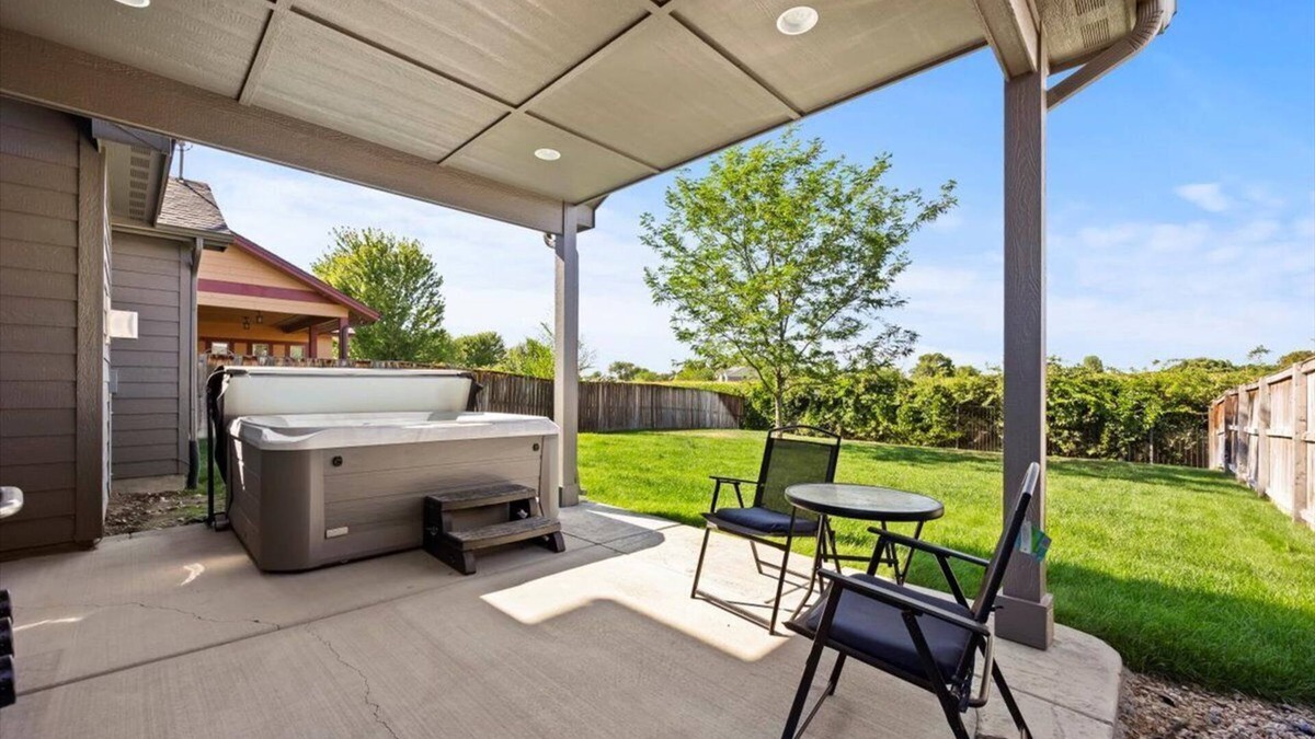 Southwest Ada County Alliance House | Hot Tub-Game room-Backyard-King-Parking-300Mbps