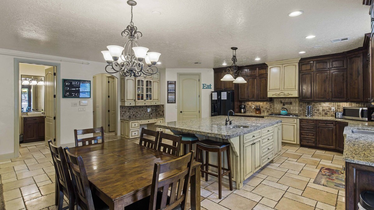 Toquerville House | Hot Tub Game Room. Sleeps 17. You Tube TV. 20 minutes to Zions Natl Park