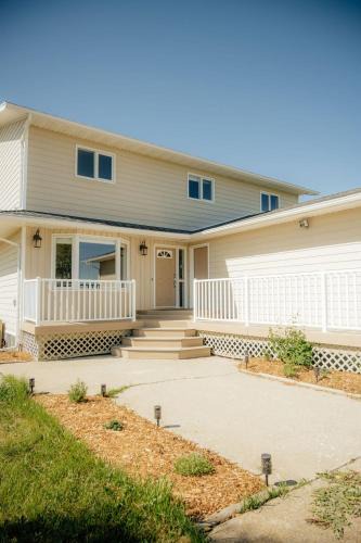 Mountain View House | Hot-tub, Games Room, Walk-in Sauna, 7 BM, 15 mins to Waterton