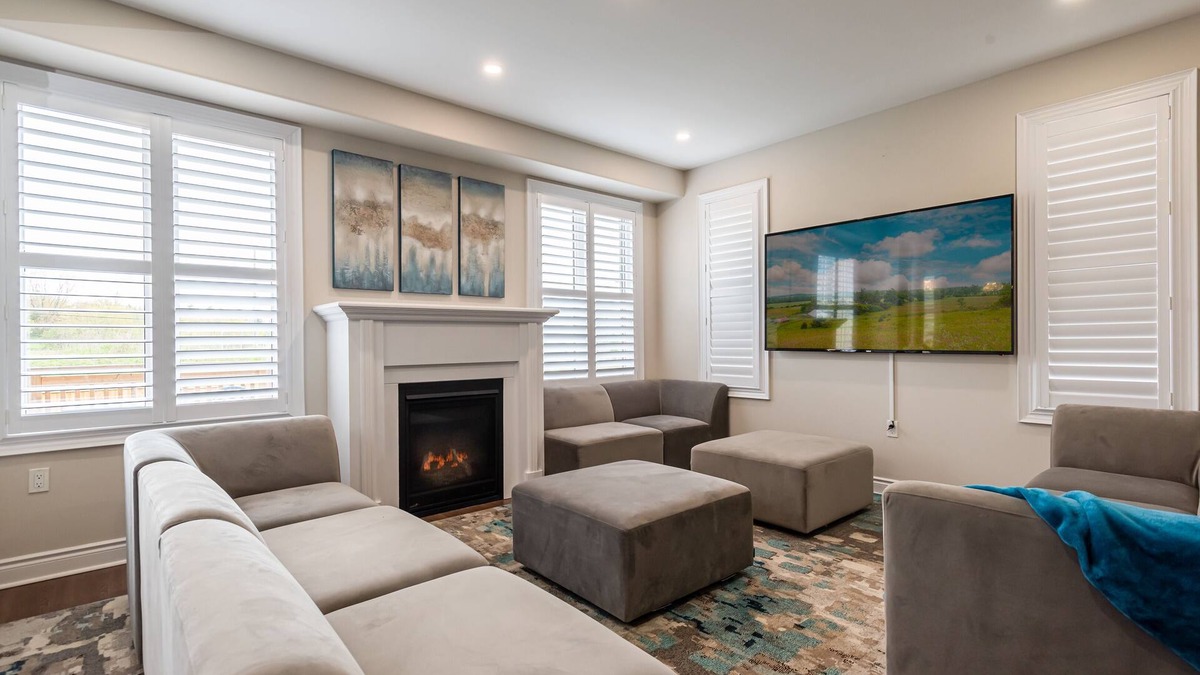 Peterborough House | Hot Tub & Gym in Relaxing 10 Person 5 BR House