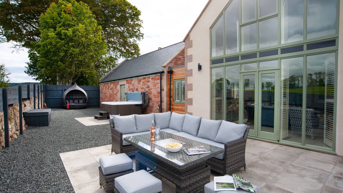 Old Bewick House | Hot Tub Haven, sleeps 8 in rural scenic Northumberland
