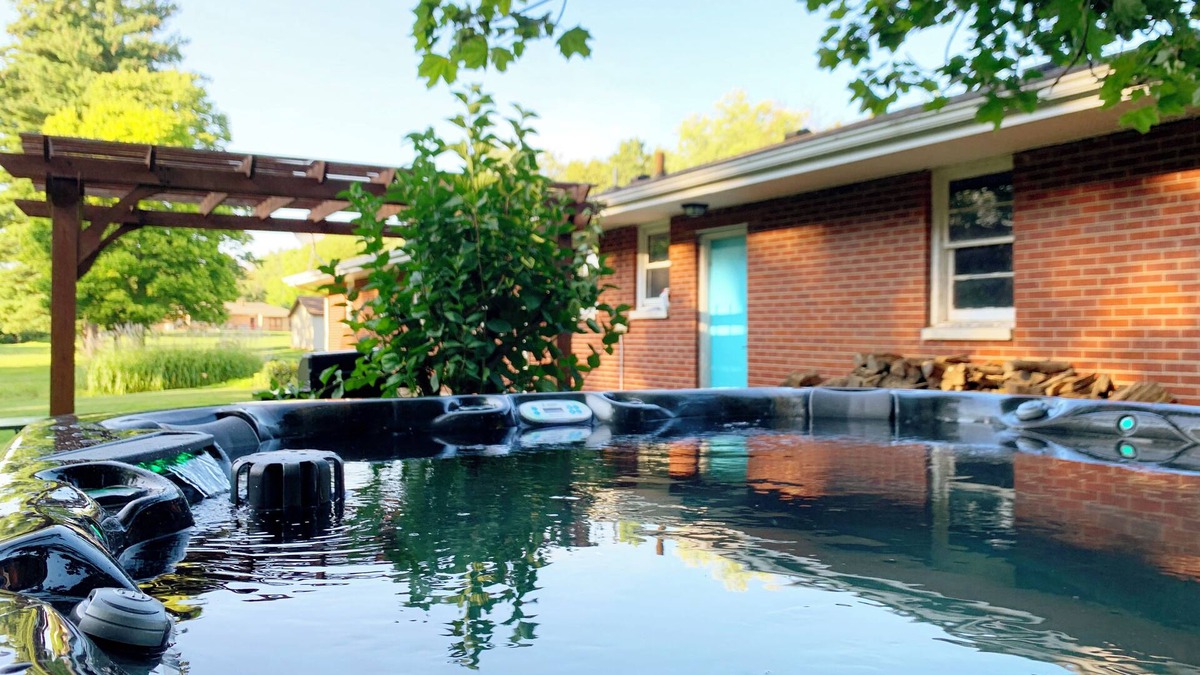 South Bend House | |HOT TUB| Hazel Acres| Quiet Getaway | Notre Dame