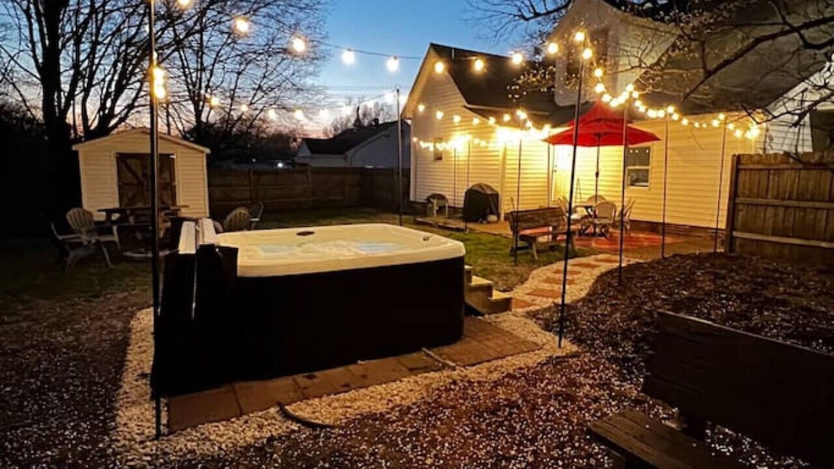 Graham House | Hot tub heaven w/12 ft ceilings + stunning bath