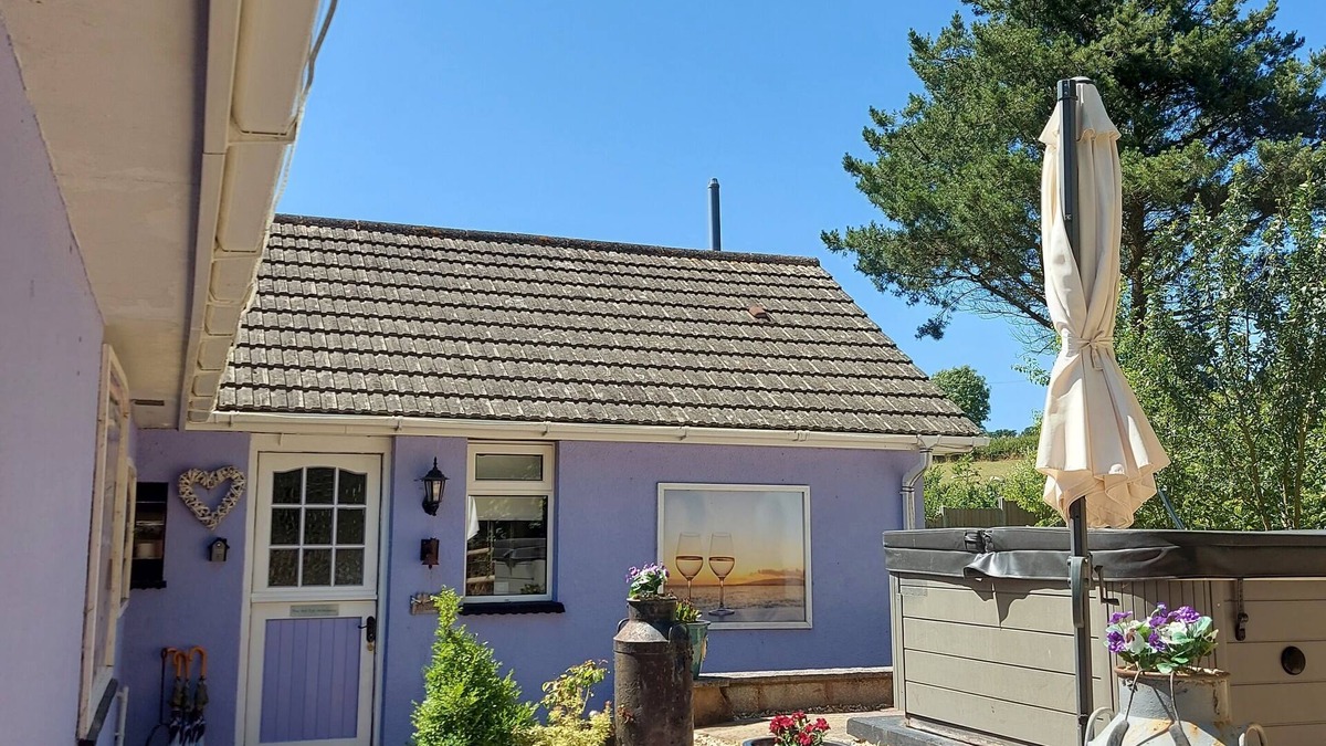 Hemyock House | Hot Tub Hideaway with friends or family. Pet friendly, luxury country retreat.