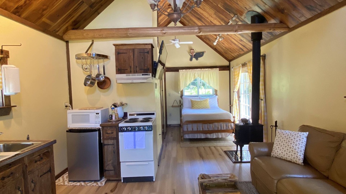 Northfield Cabin | Hot tub! Highland Mountain Bike Park, Lakes and Mountains Near-by