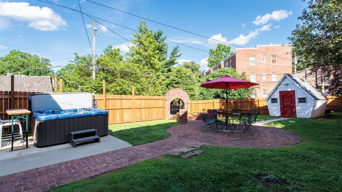 Deer Park House | Hot tub, Highlands-Restaurant Row Churchill Downs, Zoo, Bellarmine, Downtown