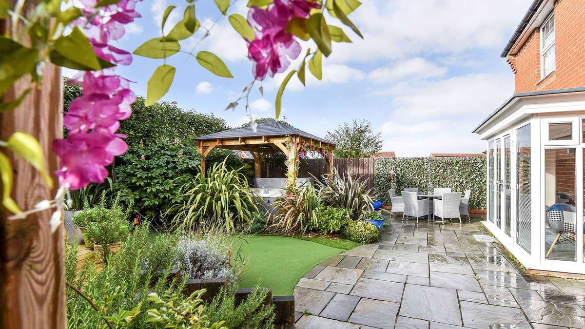 Clanfield House | Hot Tub House in the South Downs