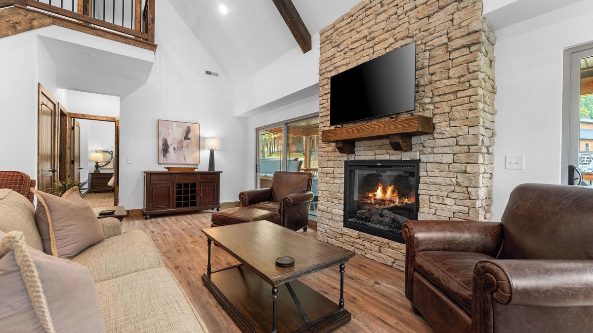Branson House | Hot Tub + Huge Resort Pool + Ozark Views | 3BR Cabin