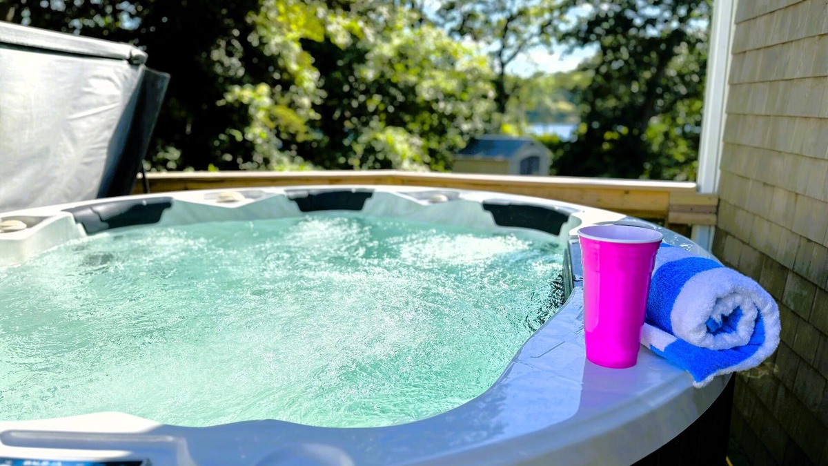 Eastham Apartment | Hot Tub/Kayaks/Ebikes/Waterfront-The Lotus