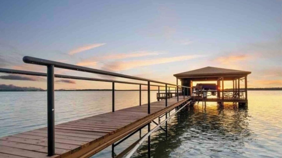Emory House | Hot Tub, Kayaks, Underwater Fishing Light! Luxurious Pitch-n-Skip Hideaway!