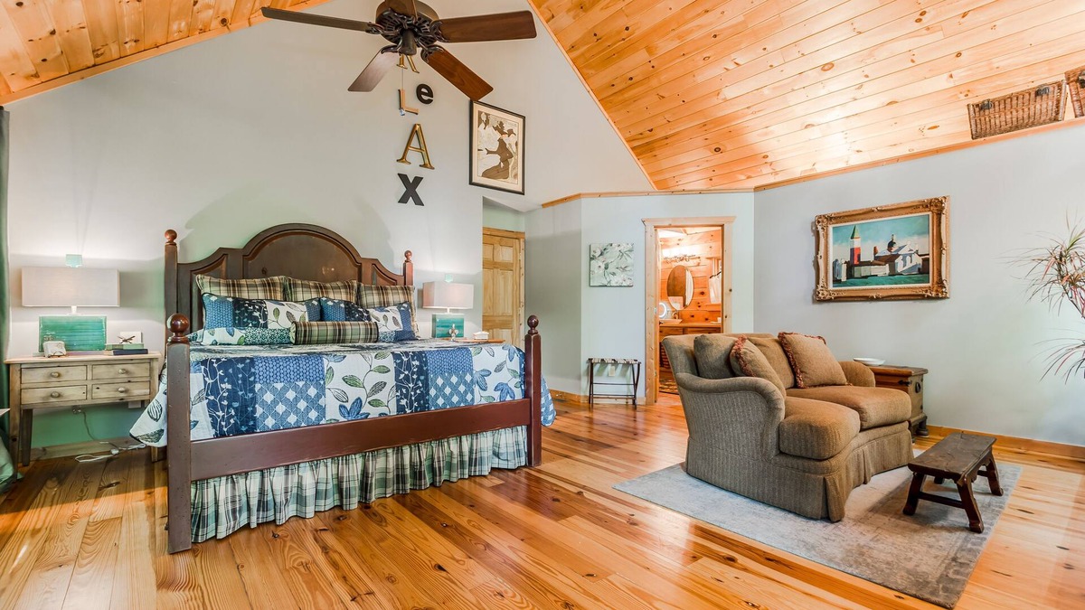 Dahlonega Apartment | ♨️Hot Tub🛏️King Bed🔥Fireplace 🍷Wineries🌲Oasis🥾Hike🌎Comfy🔥Fire Pit⛲Pond 🆒