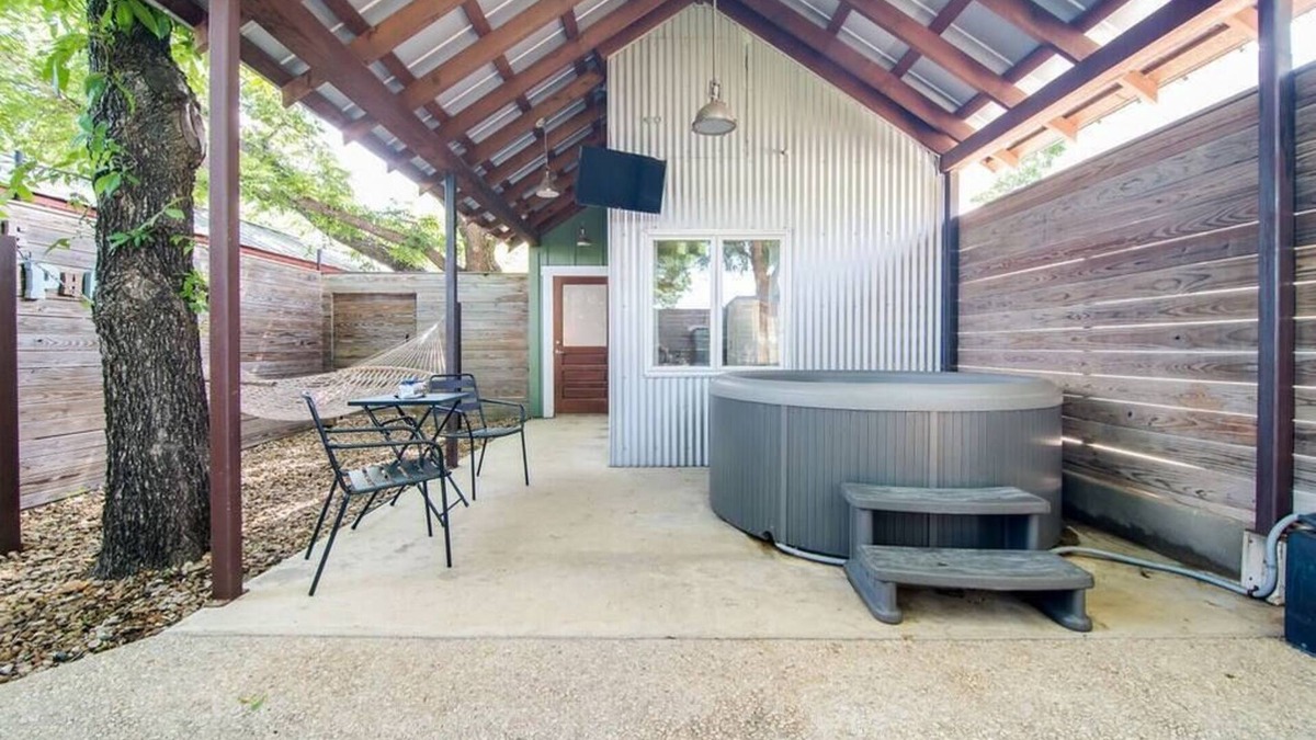 Fredericksburg House | Hot Tub, King Bed, Kitchenette - The Pumphouse