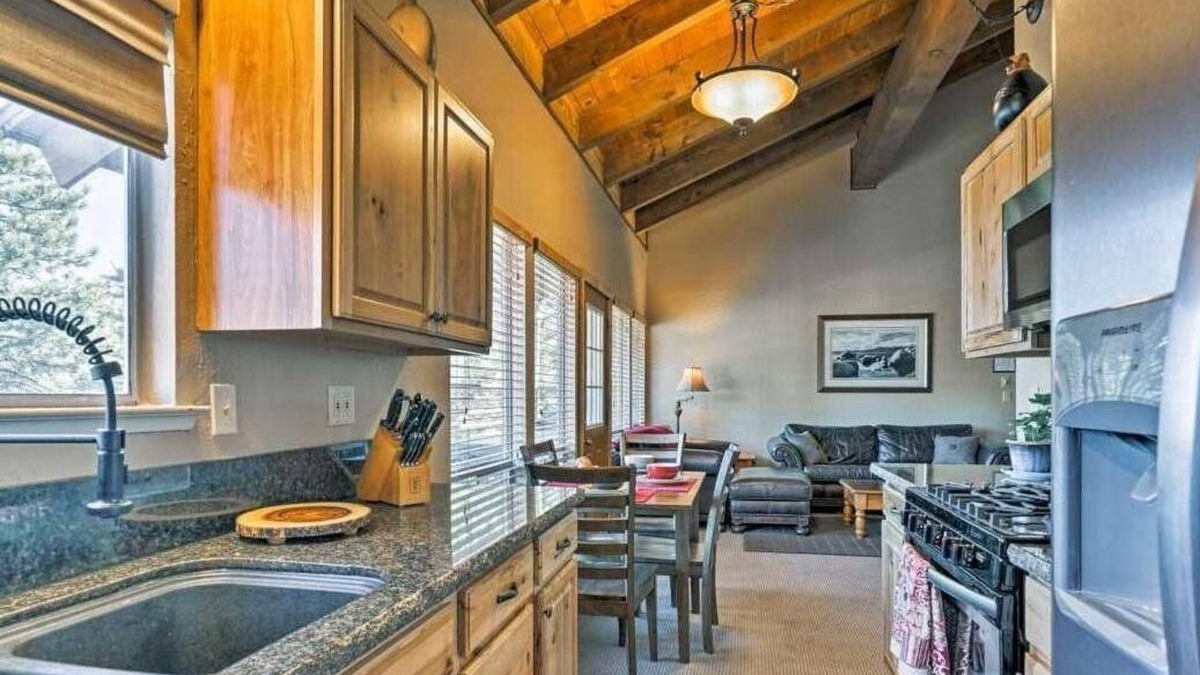 Tahoe Village Ski Chalet | HOT TUB KING BED SATELLITE INTERNET BBQ 2 KAYAKS AFFORDABLE CLEANING FEE.