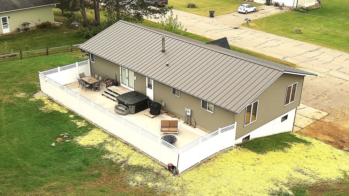 Leland House | Hot-tub/King Bed/Snowmobile Trail @ The Hemlock