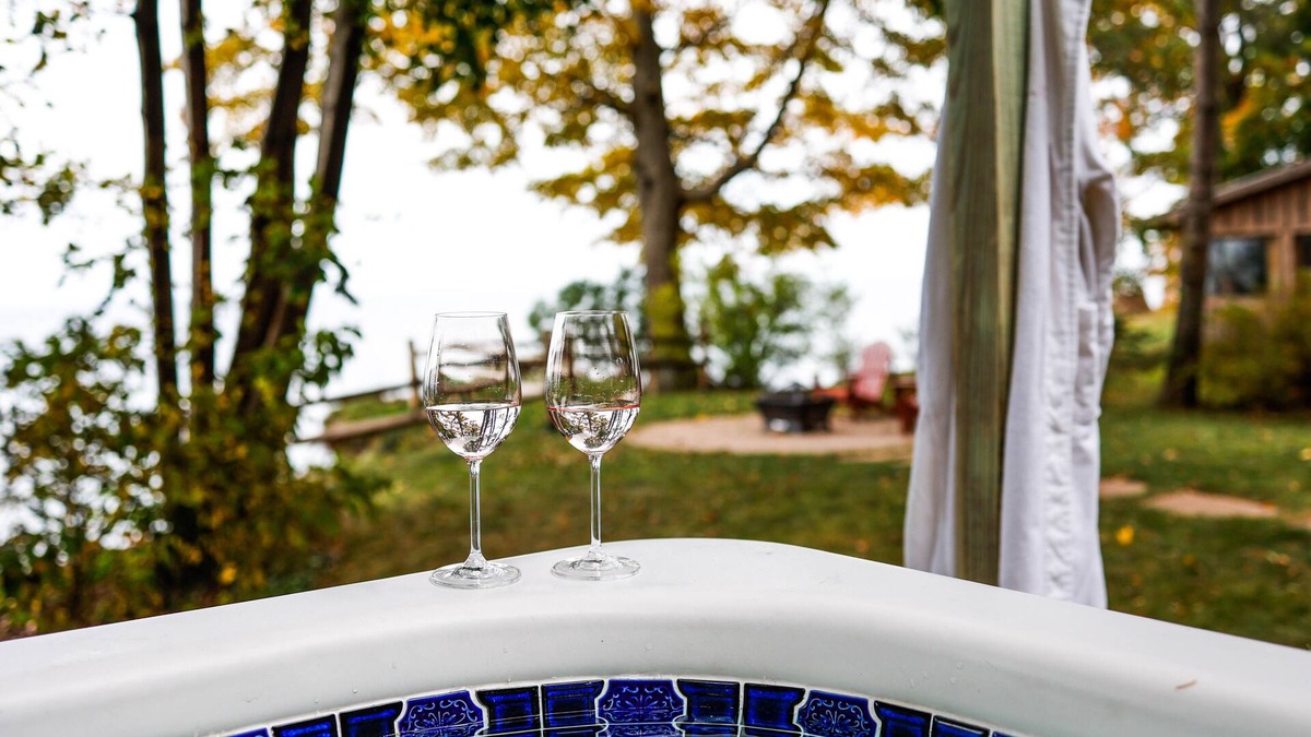 Olcott Cottage | *HOT TUB * Lake Front | Near Olcott Beach | King Bed