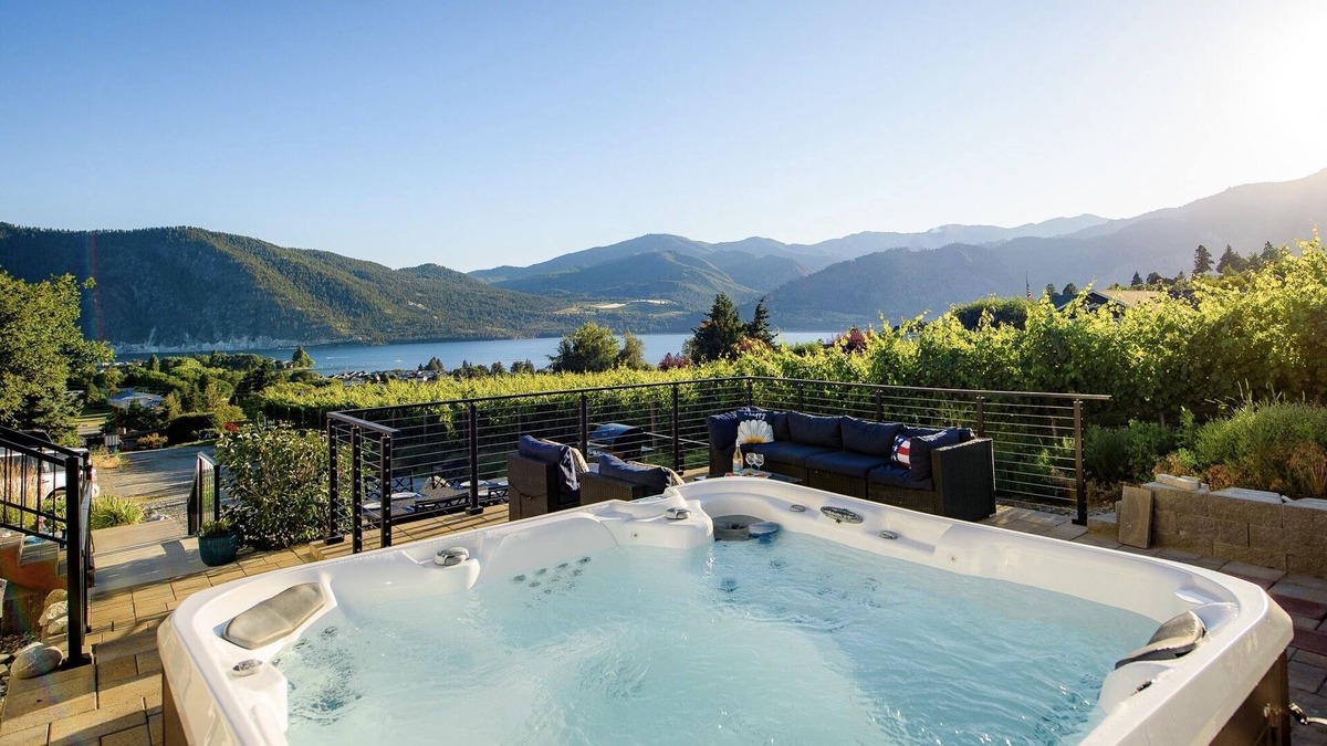 Manson House | Hot tub ~ Lake views ~ Sunsets for days ~ Close to town