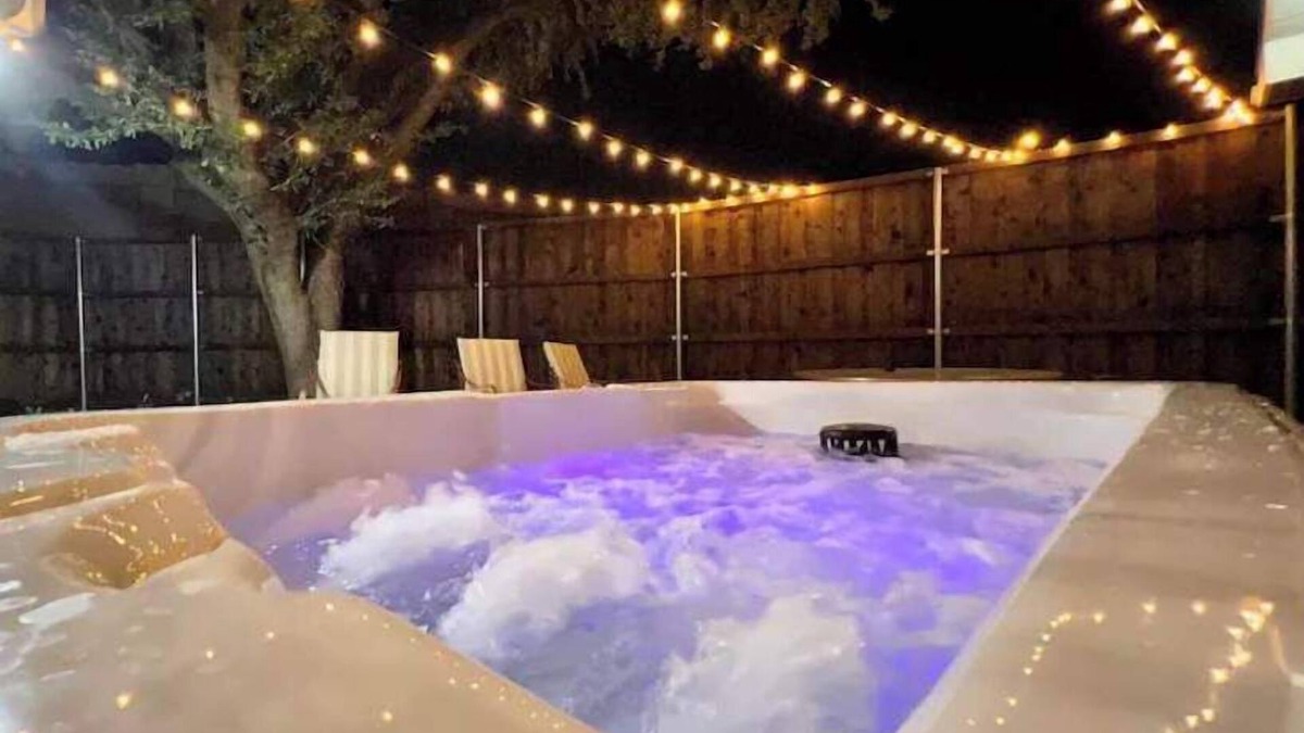 Far North Dallas House | Hot Tub 🏝~ Large Groups 🍿~ Centralized Location 📍