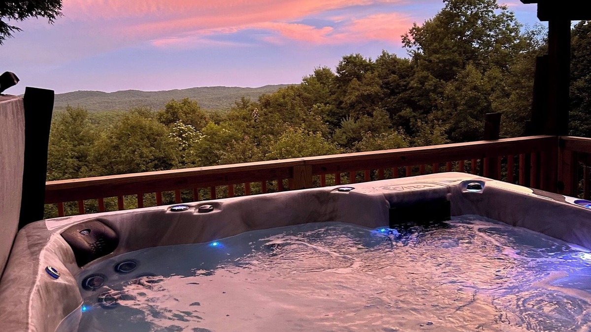 Brevard Cabin | HOT TUB, LONG RANGE VIEWS, 6 Bedrooms, Sleeps 15! GAME RM