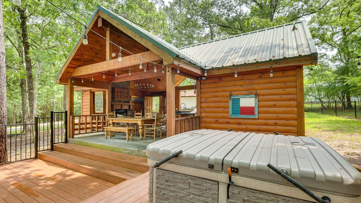 Cape Royale House | Hot Tub: Luxe Lake Livingston Cabin in Cape Royale