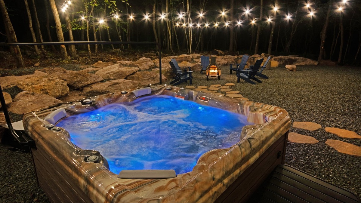 Briar Crest Woods Ski Chalet | ❤️ Hot Tub- Mini Golf & Putting Gr- Game Rm- Dog Friendly