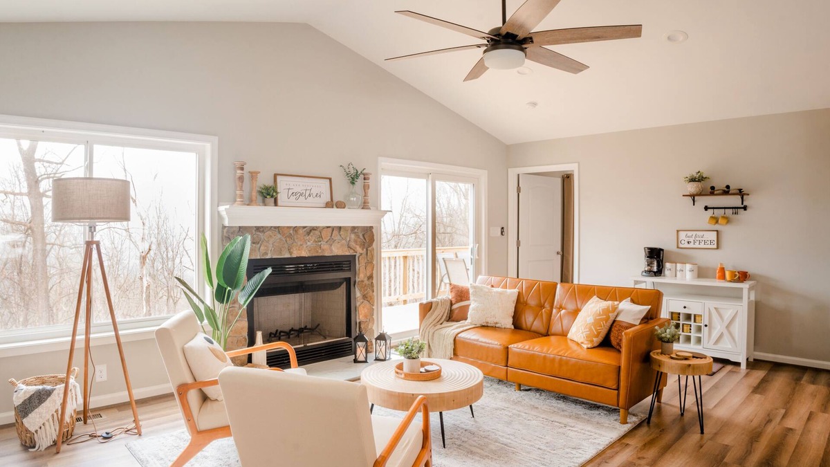 Linden Cabin | Hot Tub Mountain View Dog Friendly Modern Chalet