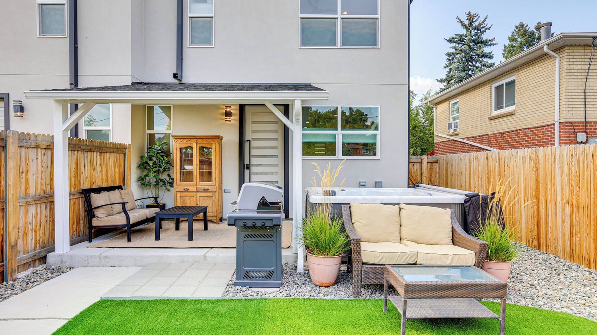 Golden House | Hot Tub & Mtn-View Rooftop Deck: Golden Home