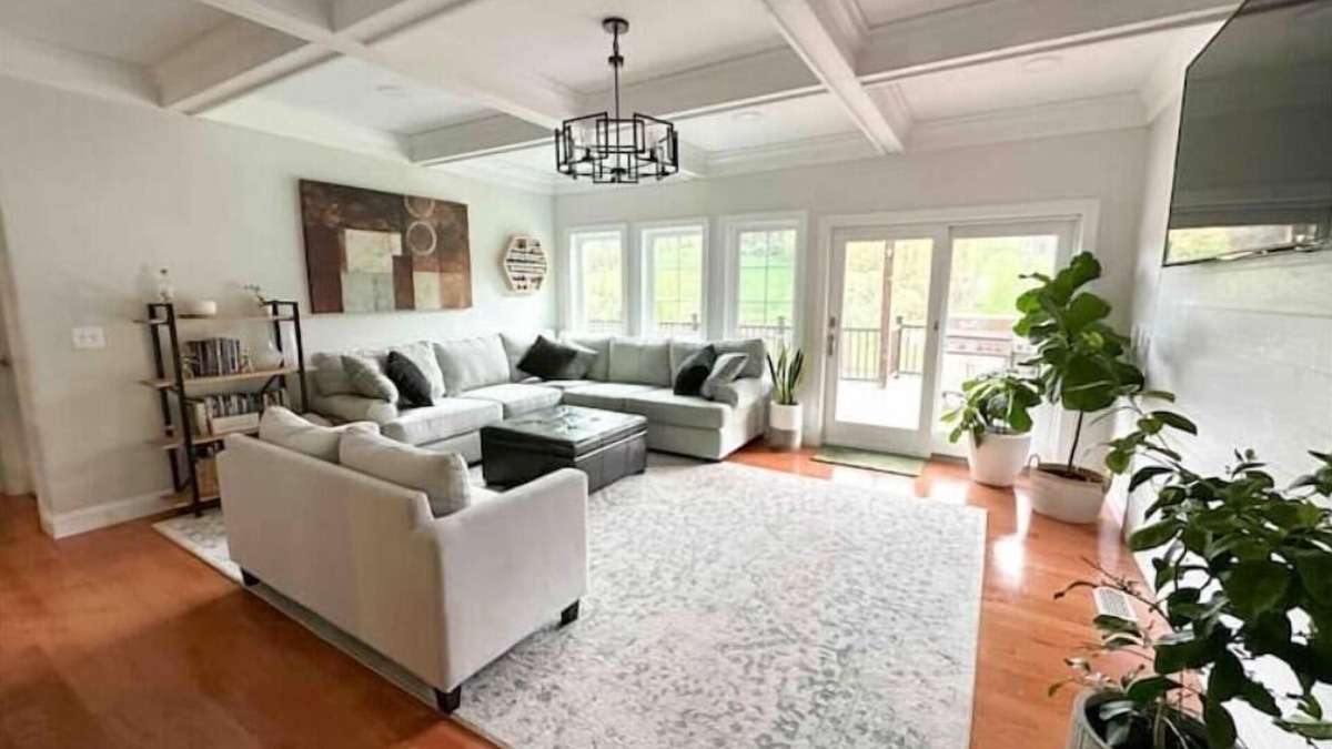 Fleming House | Hot Tub + Mtn Views 6BR 3BA ~15 Min to PSU