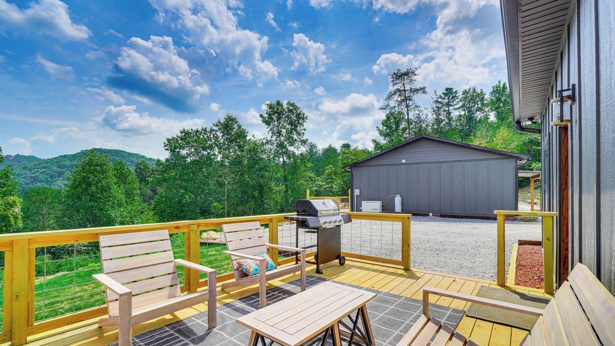 Unaka Cabin | Hot Tub & Mtn Views: Pet-Friendly Englewood Cabin