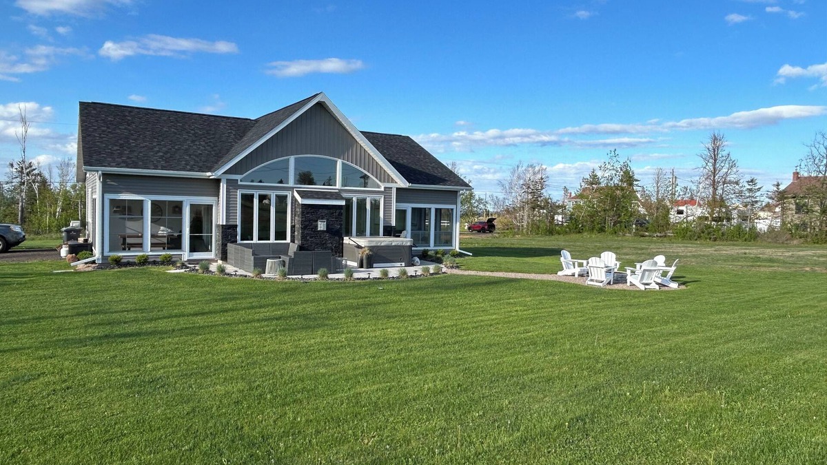 Stanhope House | Hot Tub/New 3 Bedroom House/Walk to Beach