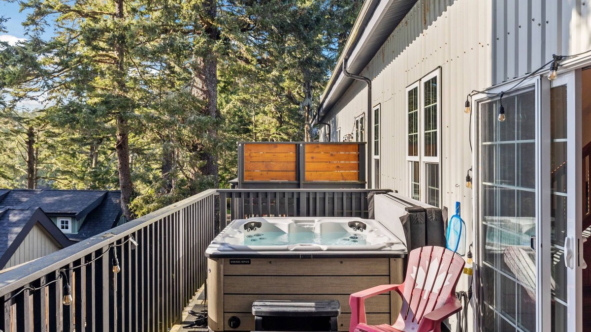 Ucluelet Cabin | HOT TUB ~ Pacific Paradise Loft on the Beach ⎮Hummingbird