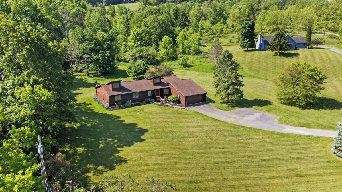 Canandaigua House | Hot Tub | Pet Friendly | Canandaigua | FLX
