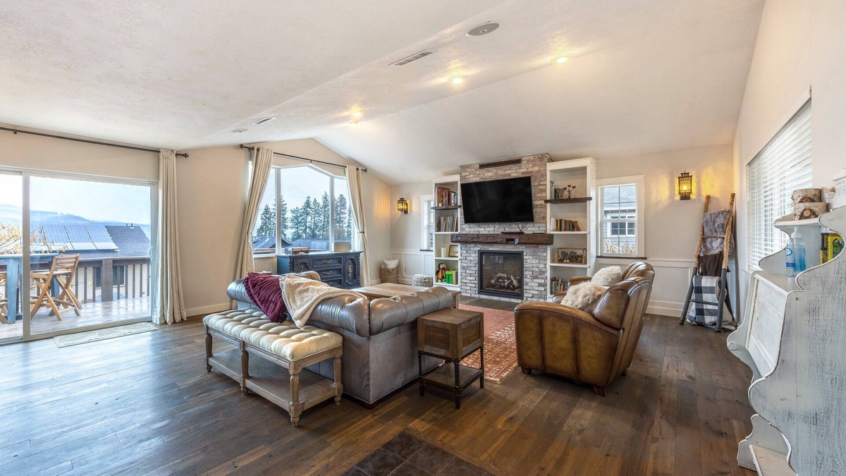 Hood River House | Hot Tub, Pet Friendly, Walk to Downtown Hood River!