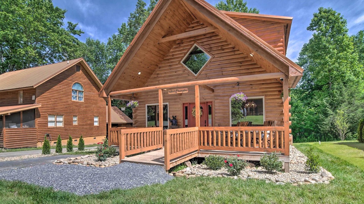 White Oak Lodge Cabin | Hot Tub, Pool Access & Fire Pit: Gatlinburg Cabin