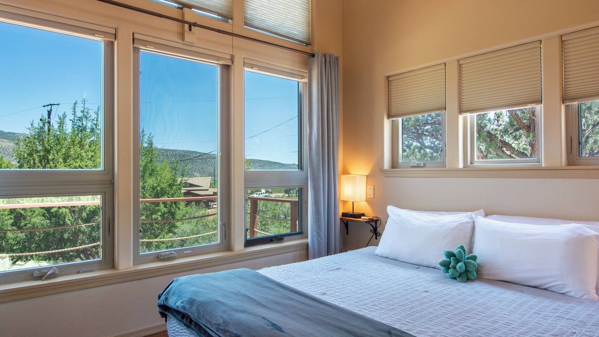 Cornville Cottage | Hot Tub, Pool, King Bed, Views, and NO checkout chores @ Stargazer Cottage!