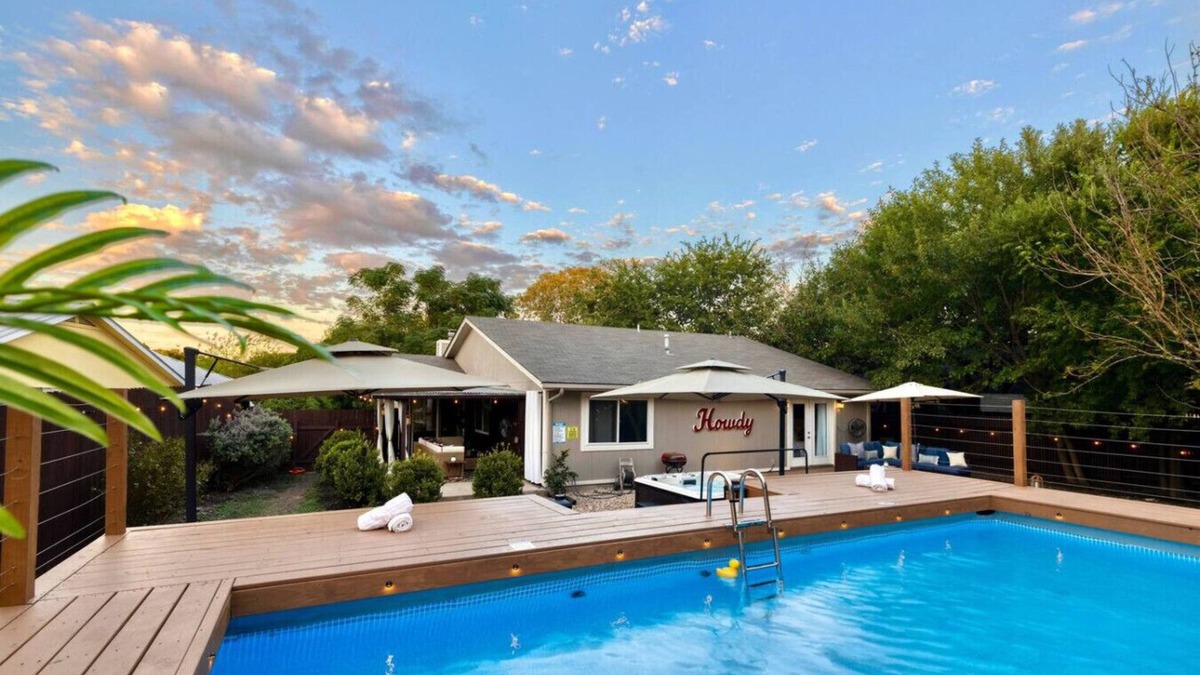 Franklin Park House | Hot Tub | Pool | Outdoor Movie Lounge | Spa Shower