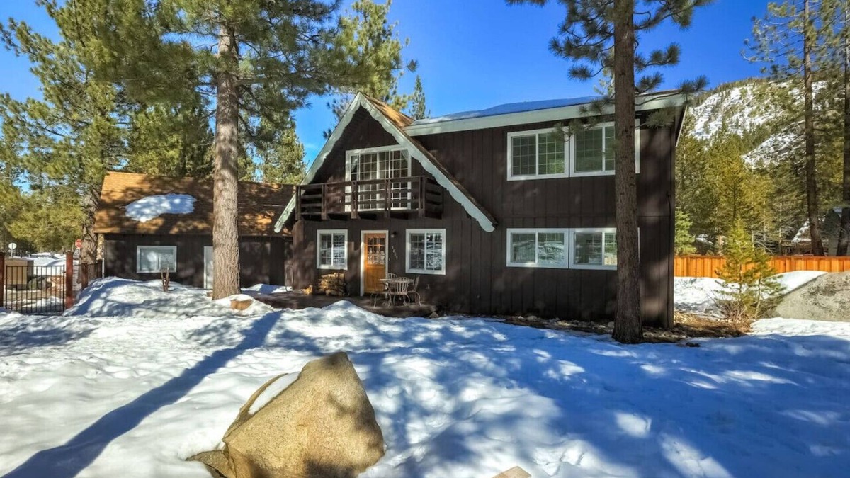 Christmas Valley House | Hot tub + Pool Table + Good Vibes
