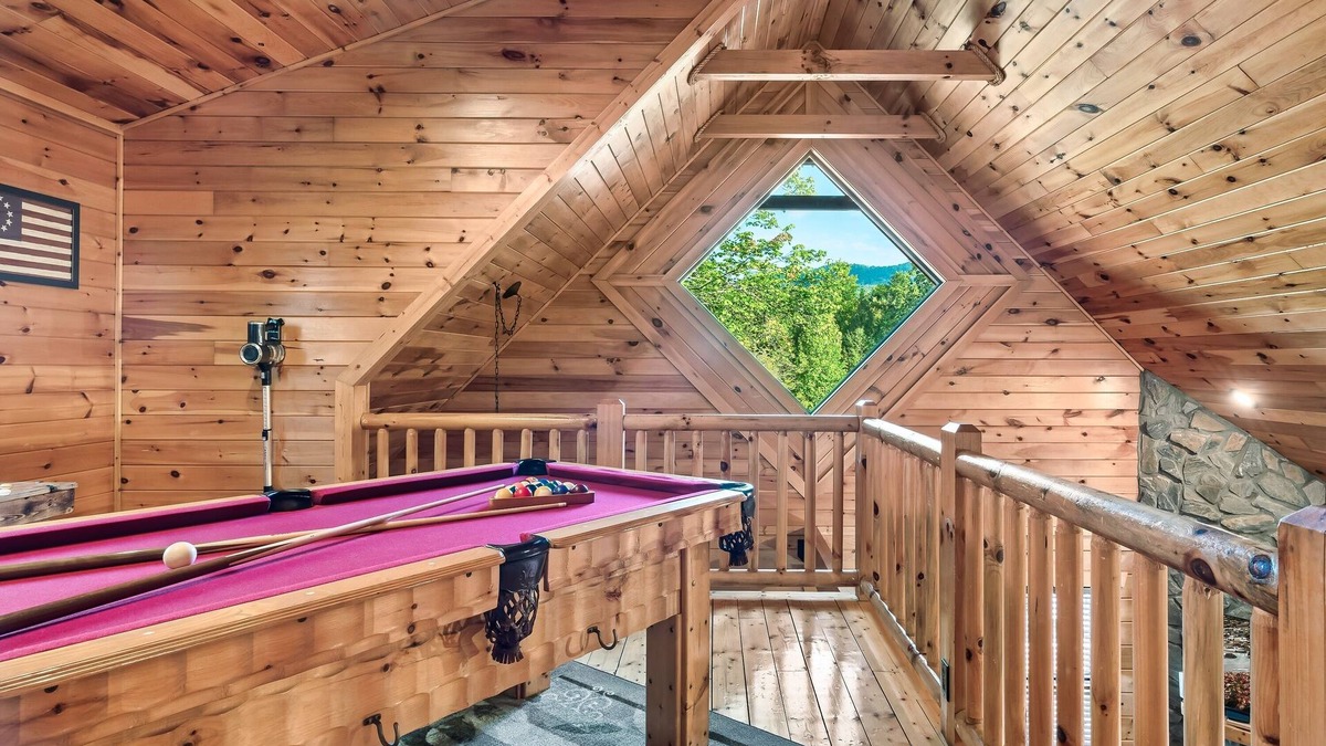 White Oak Lodge Cabin | Hot Tub - Pool Table- Arcade Machine - Easy flat roads