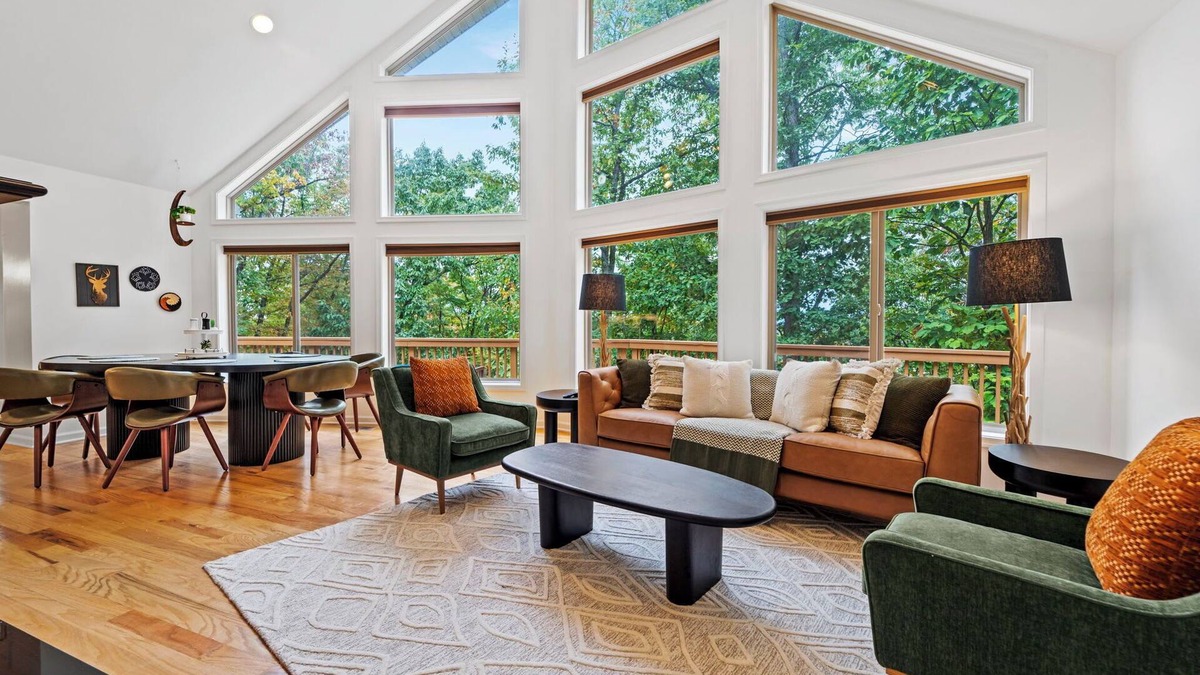 Front Royal House | HOT TUB! PRIME LEAF PEEPING! Gorgeous 4BR