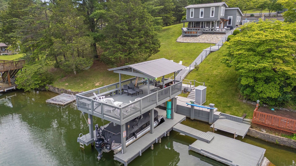 New River House | Hot tub, private dock, with water front lake access for relaxing or exploring.