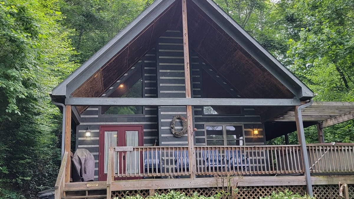 Burnsville Cabin | Hot Tub, River Views, Couples & Families!