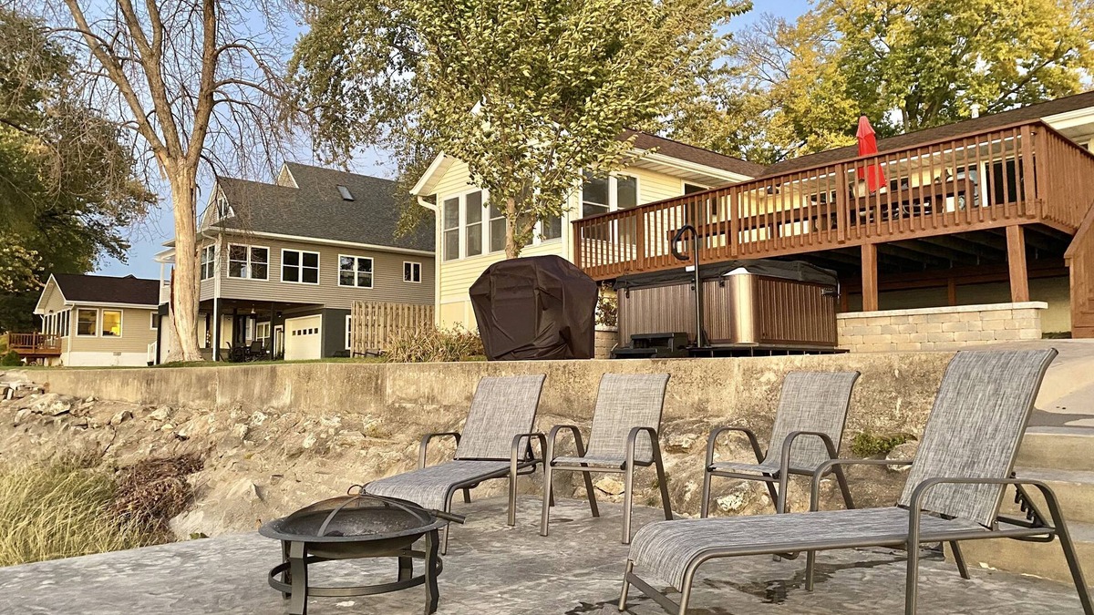 East Moline House | Hot Tub River Views