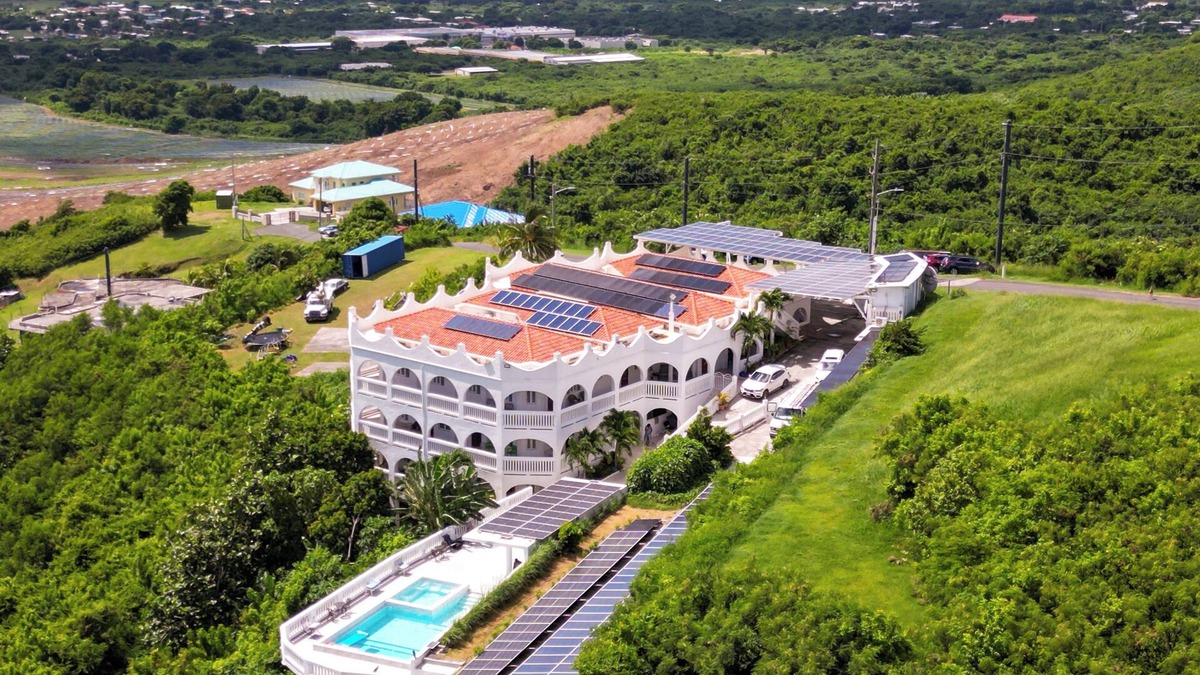 Estate Hope West Condo | Hot Tub & Saltwater Pool- Scenic 2bedroom 2bath Island Castle Rentals