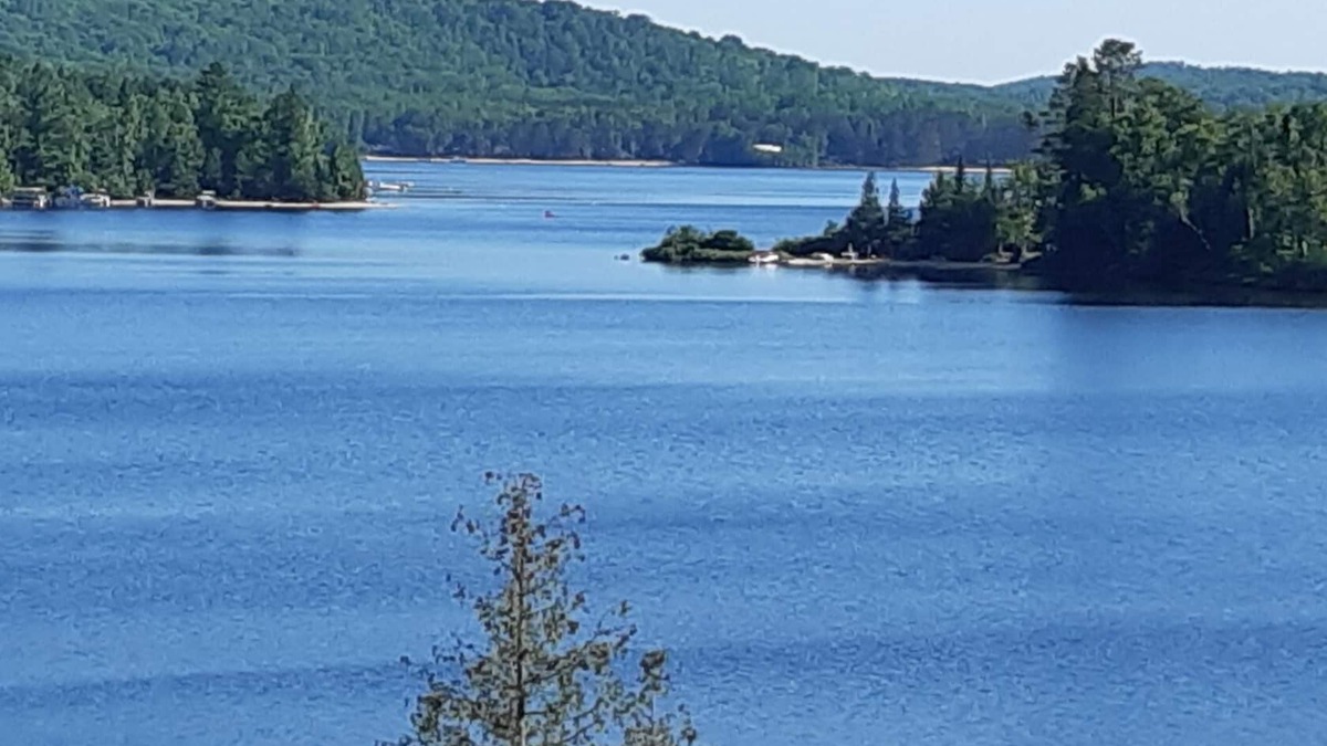Lake St. Peter Cottage | Hot tub. Sauna. Sandy beach. Heritage trail.