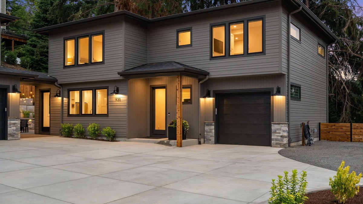 West Linn House | Hot tub, sauna, close to shops & restaurants!